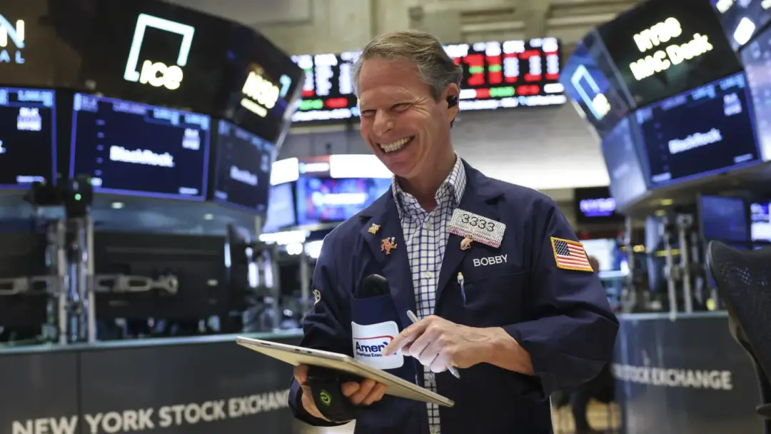 Nasdaq bate recorde em 27244 pontos enquanto petróleo cai pelo quinto dia consecutivo. A queda do Brent, que atingiu 99…