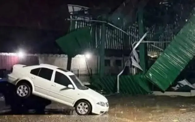 Francisco Beltrão teve um carro levantado por ventos fortes durante um temporal, danificando uma cobertura e envolvendo…