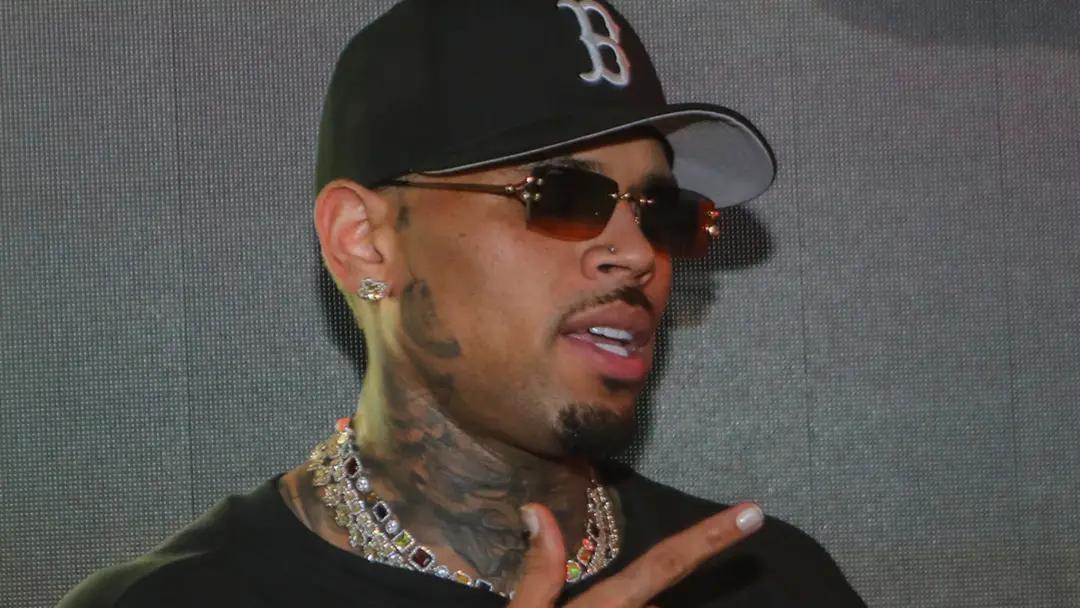 Chris Brown desaba no Instagram, dizendo que não quer aprovação de ninguém e que odeia a industria da musica. É um movi…