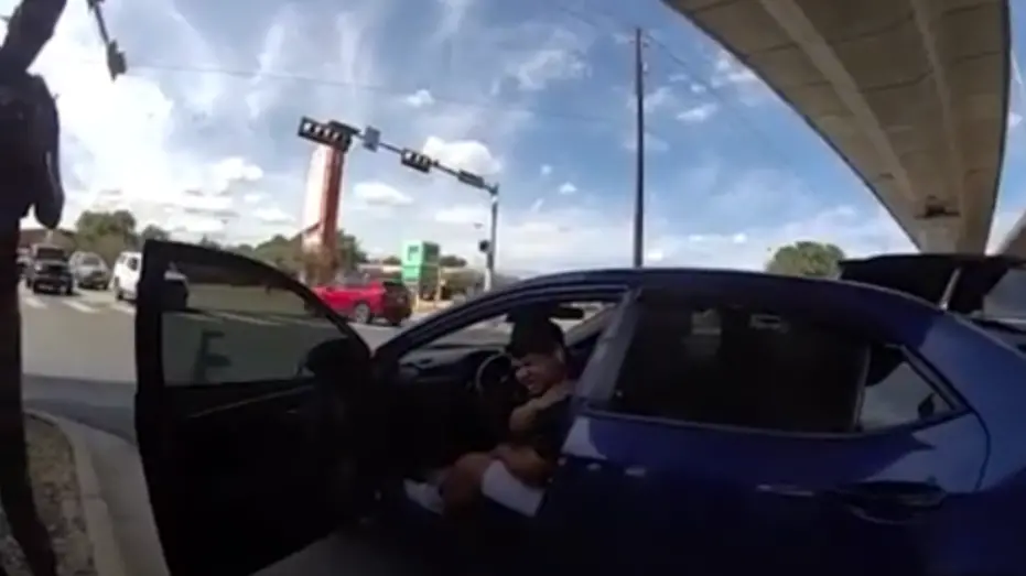 Austin, nos Estados Unidos, policiais de Departamento de Polícia exibiram imagens de câmeras corporais após o tiro em W…