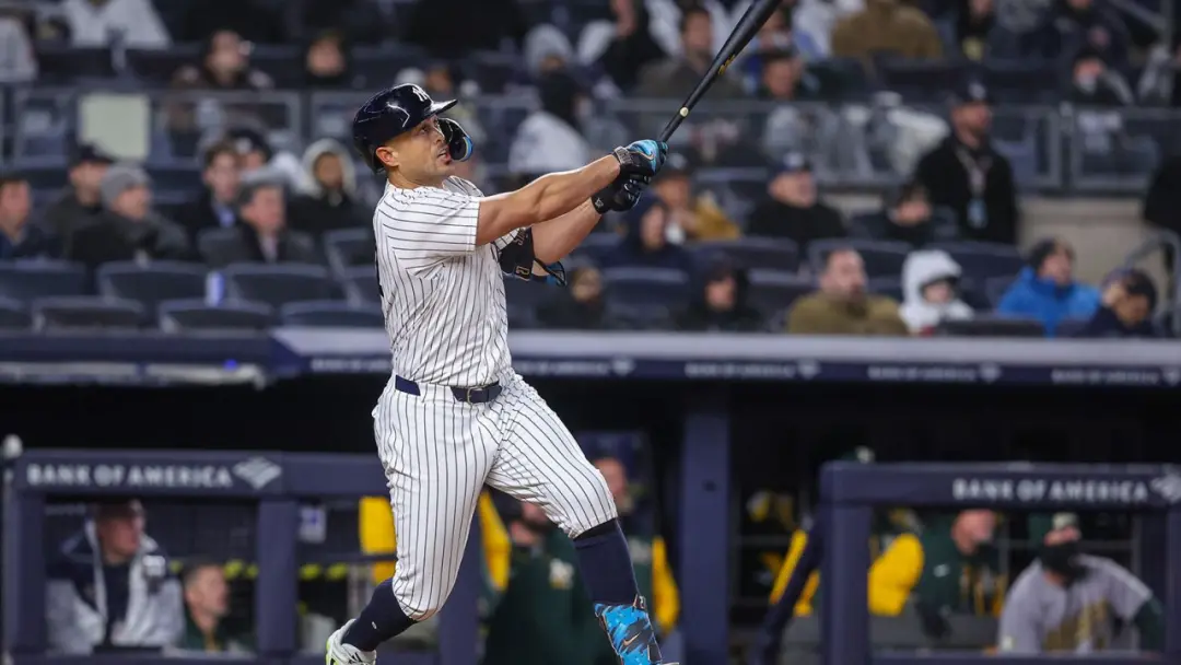 Stanton fazendo treino de agilidade no Yankee Stadium, com lesão na panturrilha esquerda. Se ele voltar, a chance dos Y…