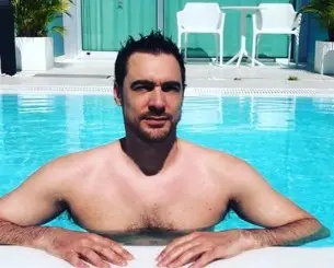 Arnaud Denis, ator francês, faleceu aos 43 anos na Bélgica por eutanásia. Ele vivia em invalidez severa após cirurgia d…