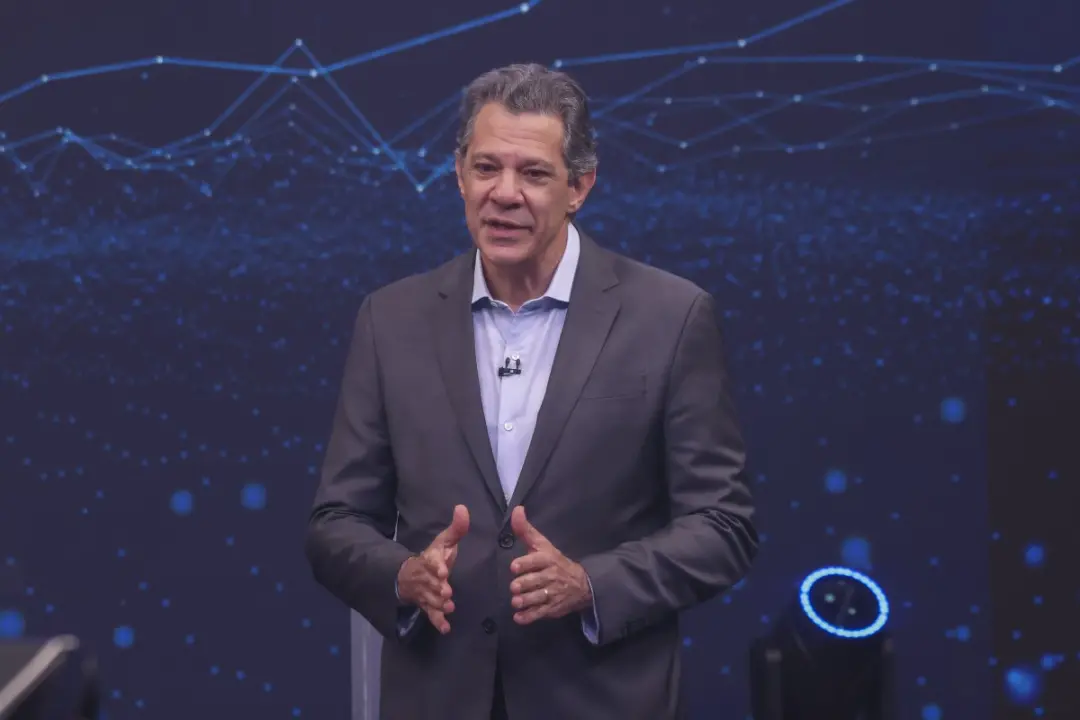 Haddad disse que o currículo de Flávio Bolsonaro, com notícias sobre milícia, não é bom para alguém de 40 anos. O histó…