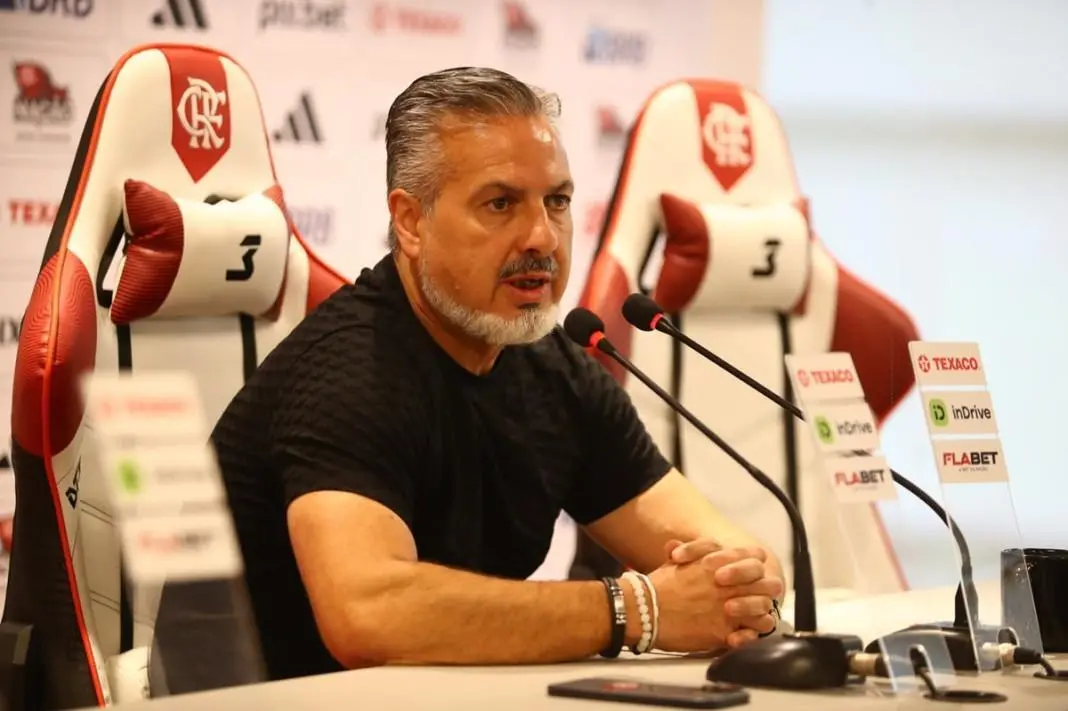 Diretor executivo do Flamengo, José Boto, critica a redução do limite de jogadores estrangeiros no Brasileirão, que pas…