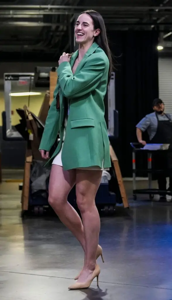 Caitlin Clark apareceu com look Prada em Belo Horizonte antes do jogo contra Minnesota Lynx. A presença dela mostra com…