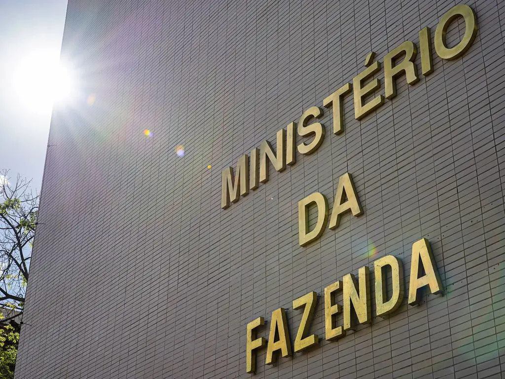 Fazenda diminuiu a projeção do PIB de 2,3% para 2% este ano, segundo o Boletim Macrofiscal de setembro. Isso mostra que…