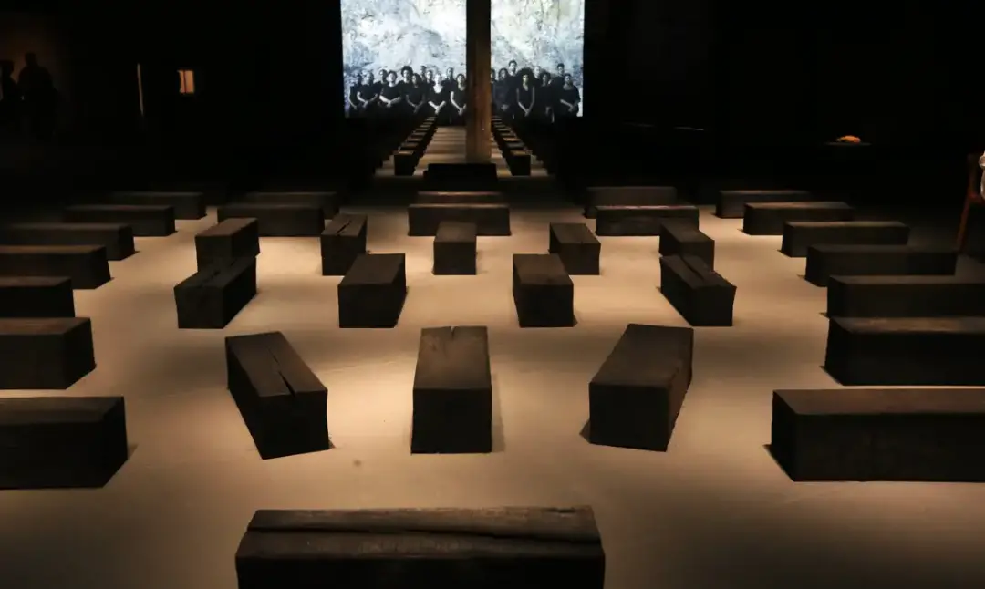 Grada Kilomba leva a instalação O Barco ao Sesc Pompeia em São Paulo, expondo marcas do tráfico negreiro com 134 blocos…
