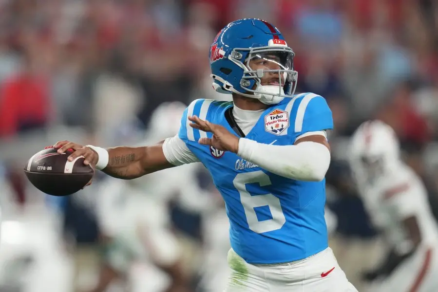 Trinidad Chambliss, quarterback do Ole Miss, fez 363 jardas e dois TDs contra a LSU na semana 3. Essa atuação o coloca …