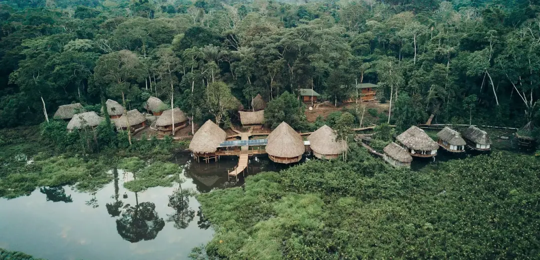 Kapawi Ecolodge, na bacia do rio Pastaza, mostra a soberania indígena como defesa territorial contra pressão extrativis…
