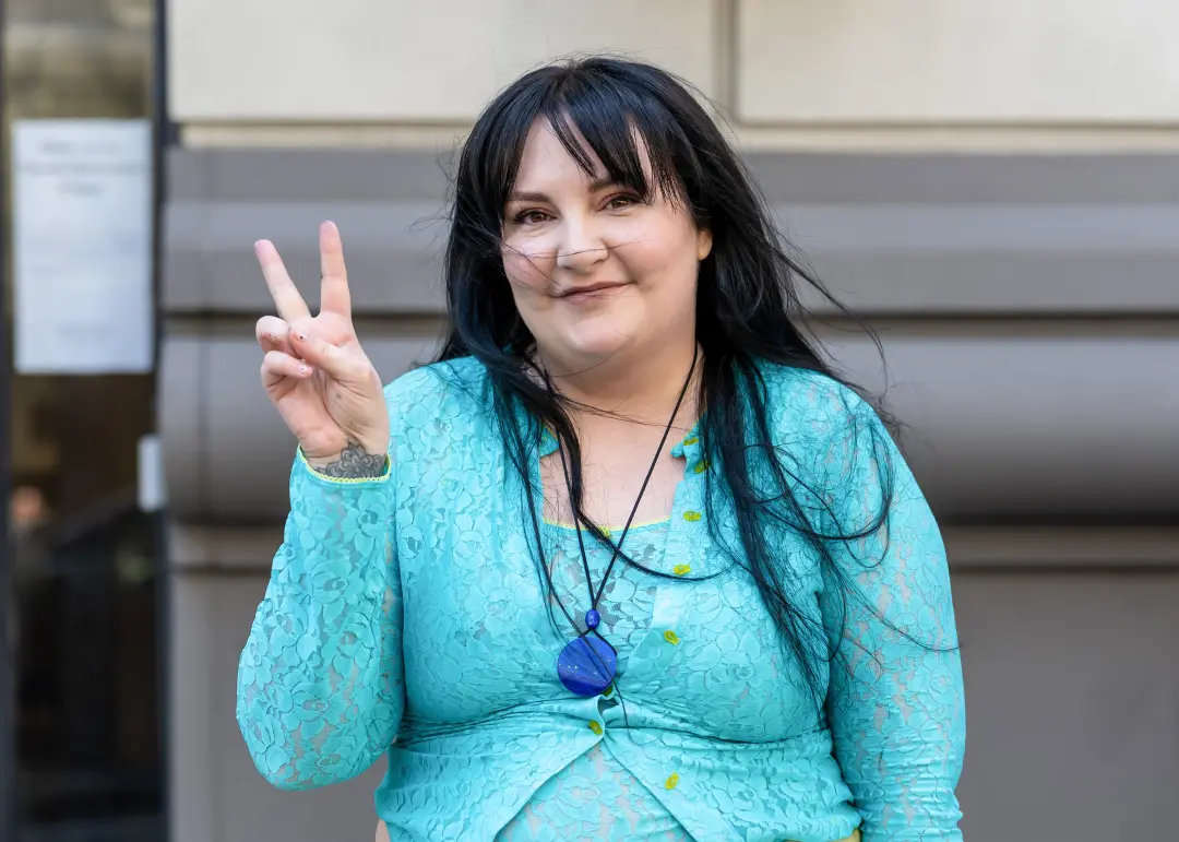 Lena Dunham, autora de Famesick, revelou ser mãe por barriga de aluguel. O livro mudou de leitura porque a experiência …