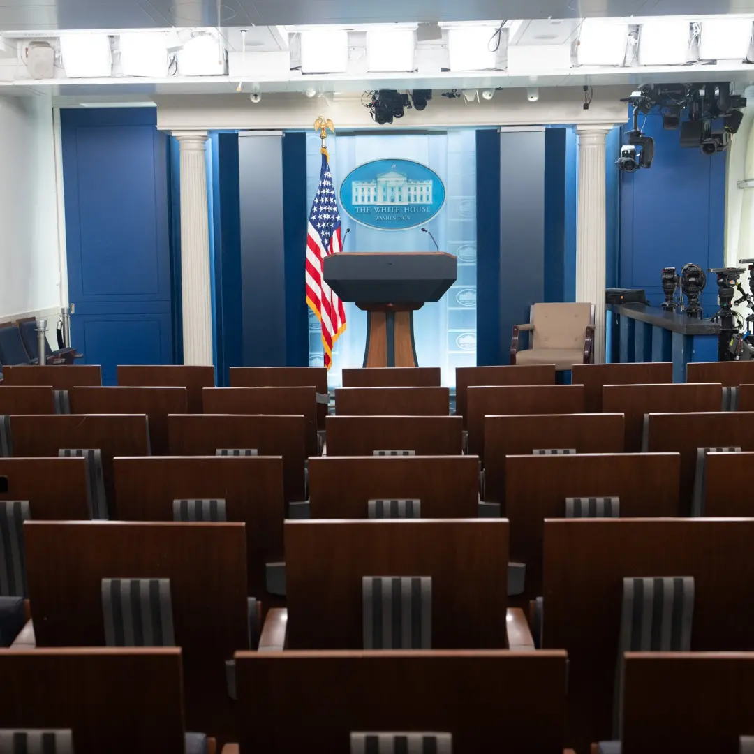Trump determinou que CNN, MS NOW e Politico violaram padrões de profissionalismo e decoro na Casa Branca. Isso levanta …