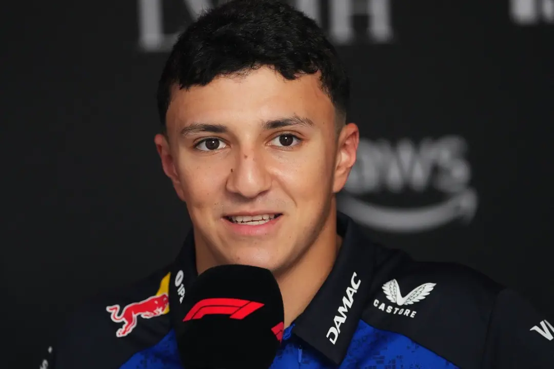 Red Bull confirma que Isack Hadjar fica ao lado de Max Verstappen em 2027. Impressionante ver a garra dele no segundo a…