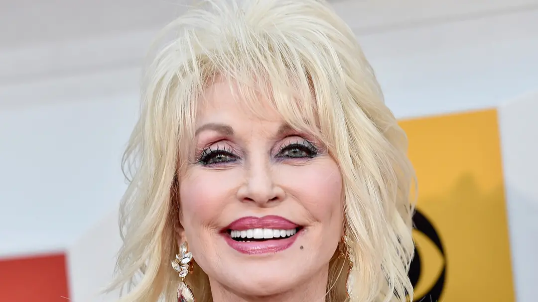 Dolly Parton não passou as últimas horas na beira do leito, mas sim fechando as coisas e limitando acesso de amigos e f…