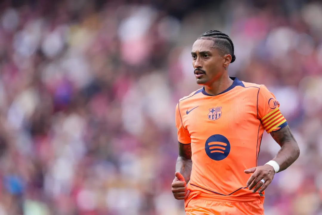 Raphinha chamou o árbitro sobre a jogada dura do Sevilla no jogo em Barcelona, avisando que eles iam quebrar as costas …