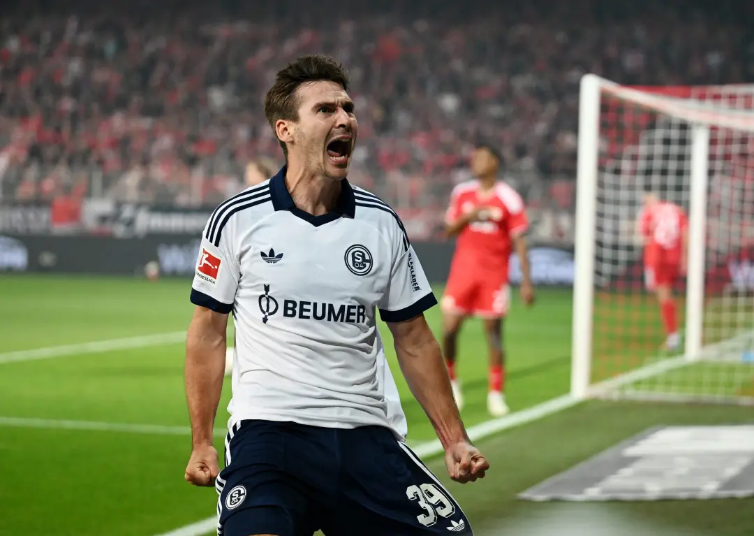 Wöber fez gol no Union Berlin, selando a vitória do Schalke 04 por 3 a 1 no tempo de acréscimo. Aquele lance mostra que…