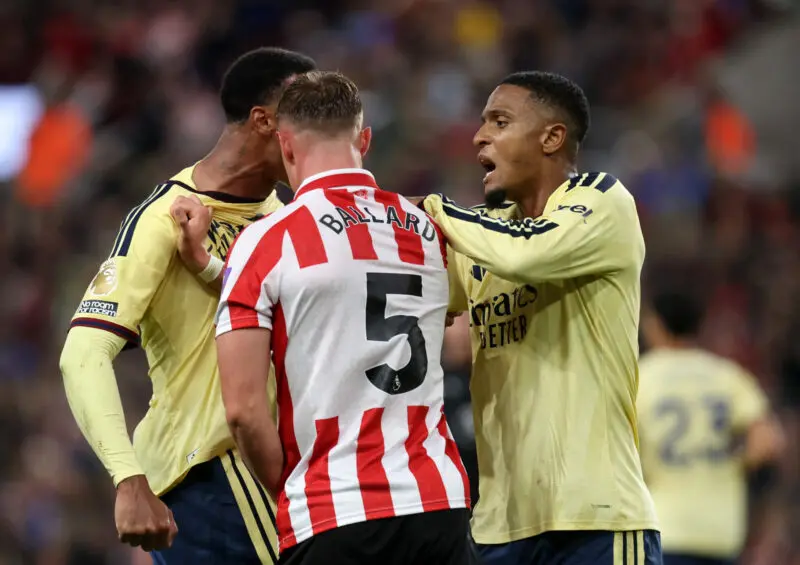 Sunderland não recebeu pênalti contra Arsenal, o painel de decisões apontou que a falta do Ezri Konsa não deveria ter s…