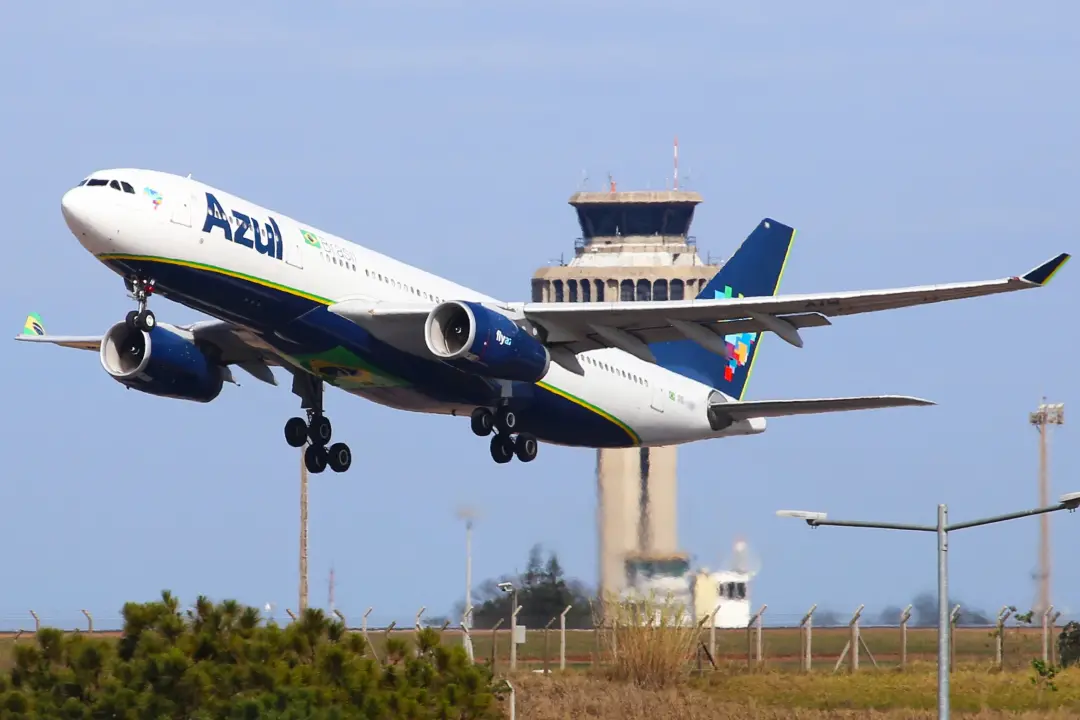 Instabilidade no GPS das aeronaves E2 afetou operações da Azul na terça. A falha no sinal de GPS forçou a companhia a f…