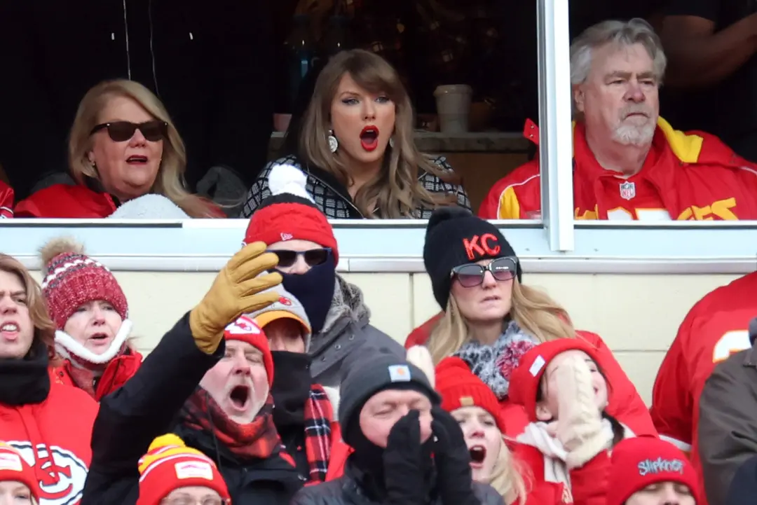 Taylor Swift em celebração da vitória do Chiefs contra os Colts gerou memes virais na rede. O marido, Travis Kelce, tev…