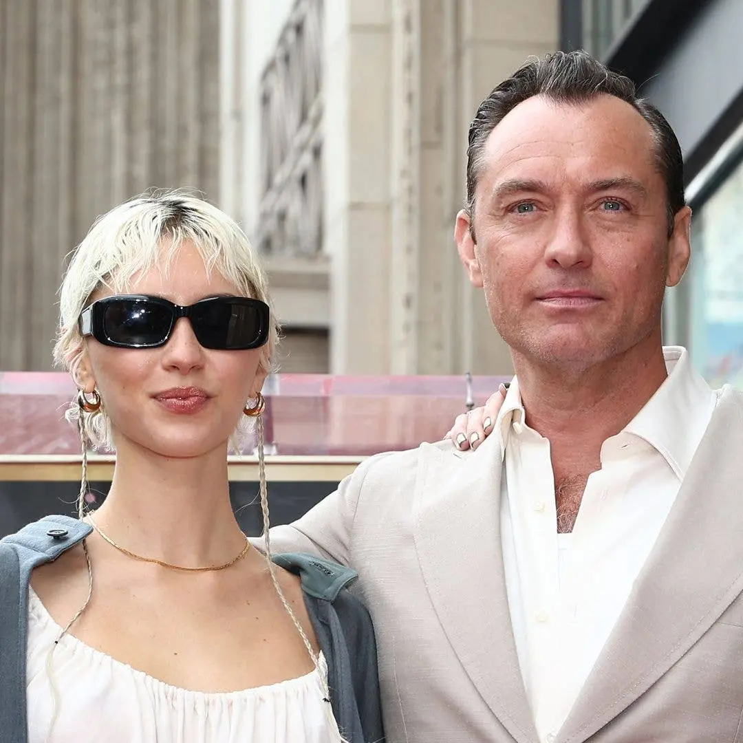 Iris Law, filha de Jude Law, desfilou em vestido branco ultra mini na Vogue World em 22 de setembro. Um visual assim ch…