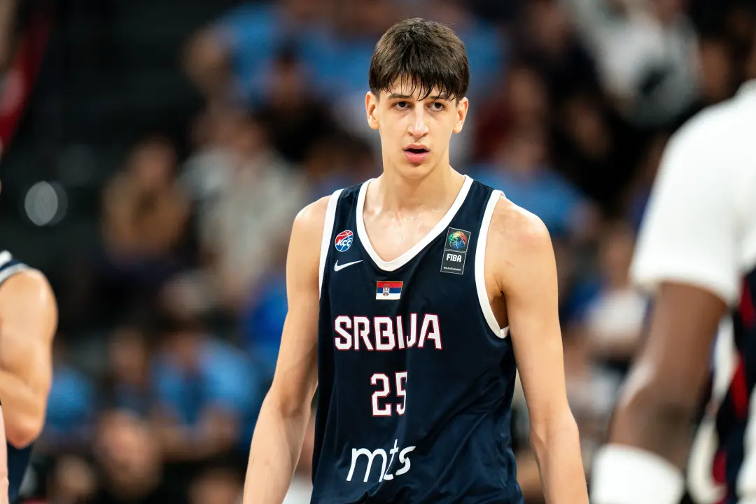 Nikola Kusturica, craque sérvio de 17 anos, escolheu a UCLA para seguir carreira no basquete universitário, aproveitand…