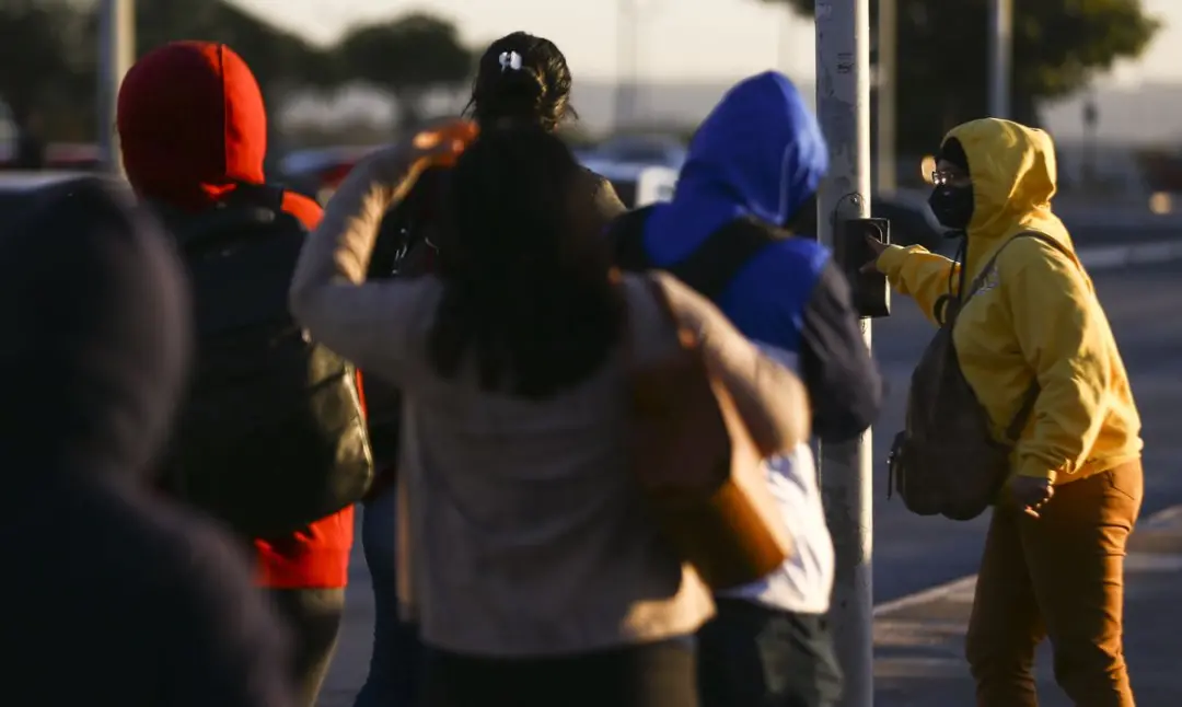 Frente fria no Sul e calor acima de 35 graus no Centro-Oeste, marcando a chegada da primavera. Essa mudança regional mo…