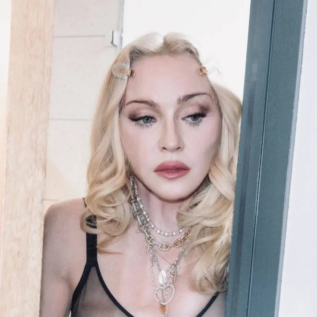 Madonna apareceu usando um sutiã transparente para anunciar o lançamento da nova mercadoria dela. É uma jogada de marke…