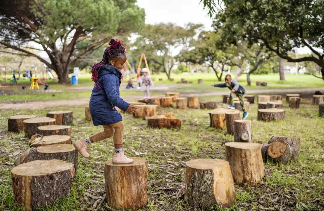 Lei 15.512/26 garante direito de crianças à natureza, priorizando equipamentos em parques e praças. A lei traz um passo…