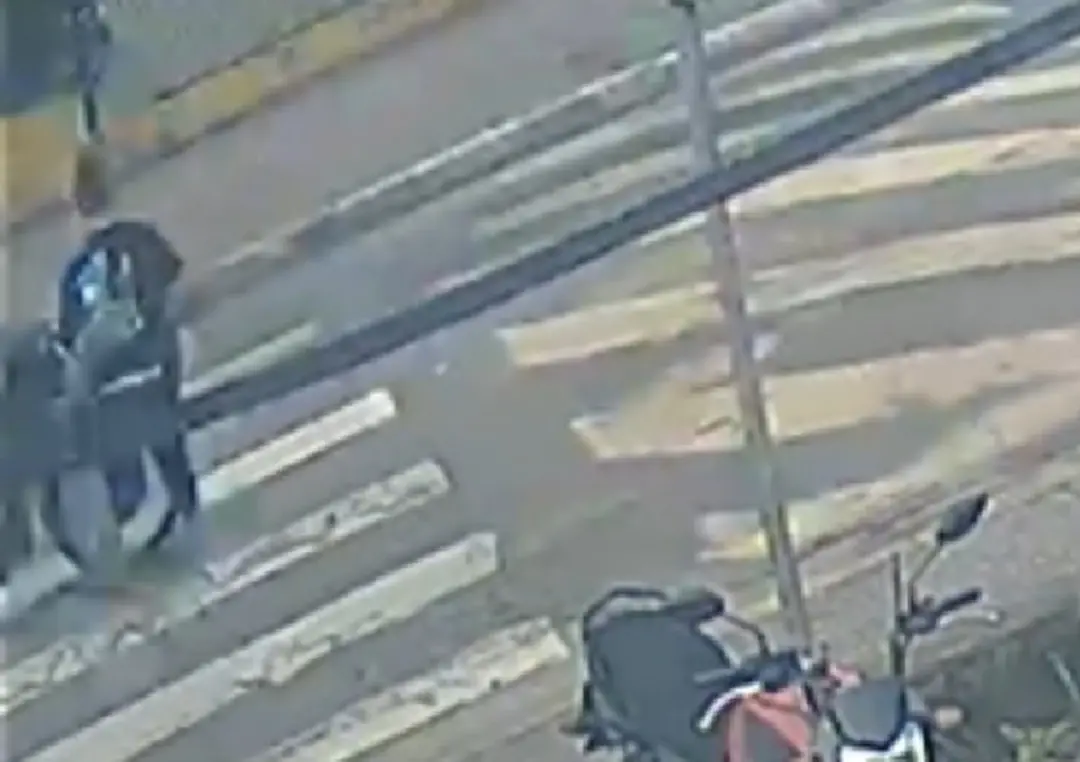 Adolescente de 15 anos foi atropelada na faixa de pedestres em Teresópolis. O vídeo mostra a jovem olhando os lados ant…
