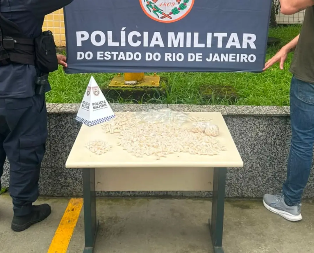 850 cápsulas de cocaína e 23 de crack foram apreendidos na mata do bairro Condado, em Paraty. A perseguição após a fuga…