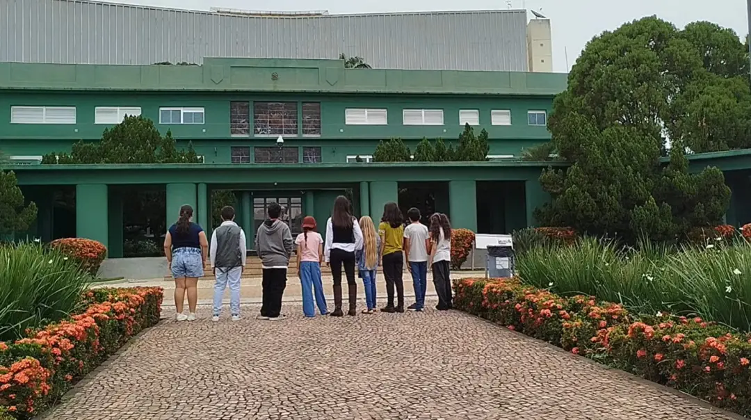 Estudantes do 4º e 5º ano apresentaram a série O Pergaminho das Duas Faces no cinema Cinépolis do Shopping Cerrado. Ver…