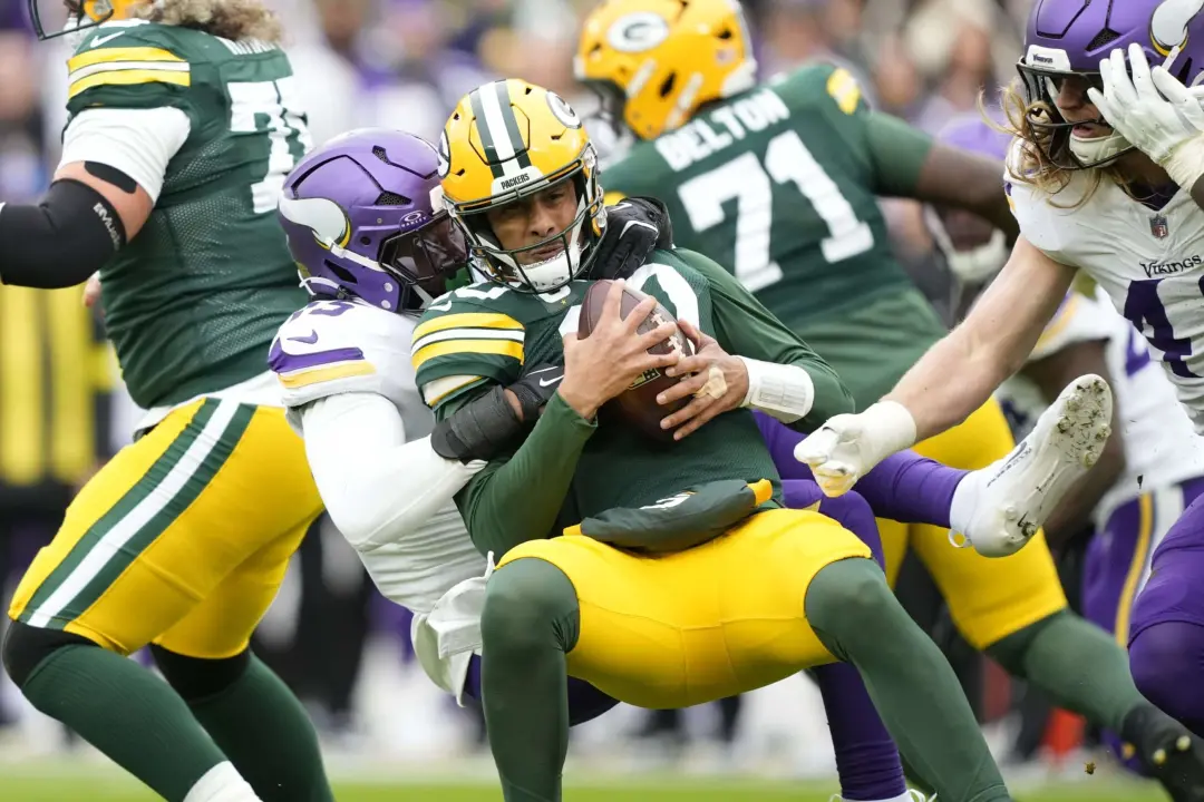 Zach Bako-Bewele, jogador dos Packers, sofreu uma lesão grave no tendão patelar durante a vitória de domingo contra os …