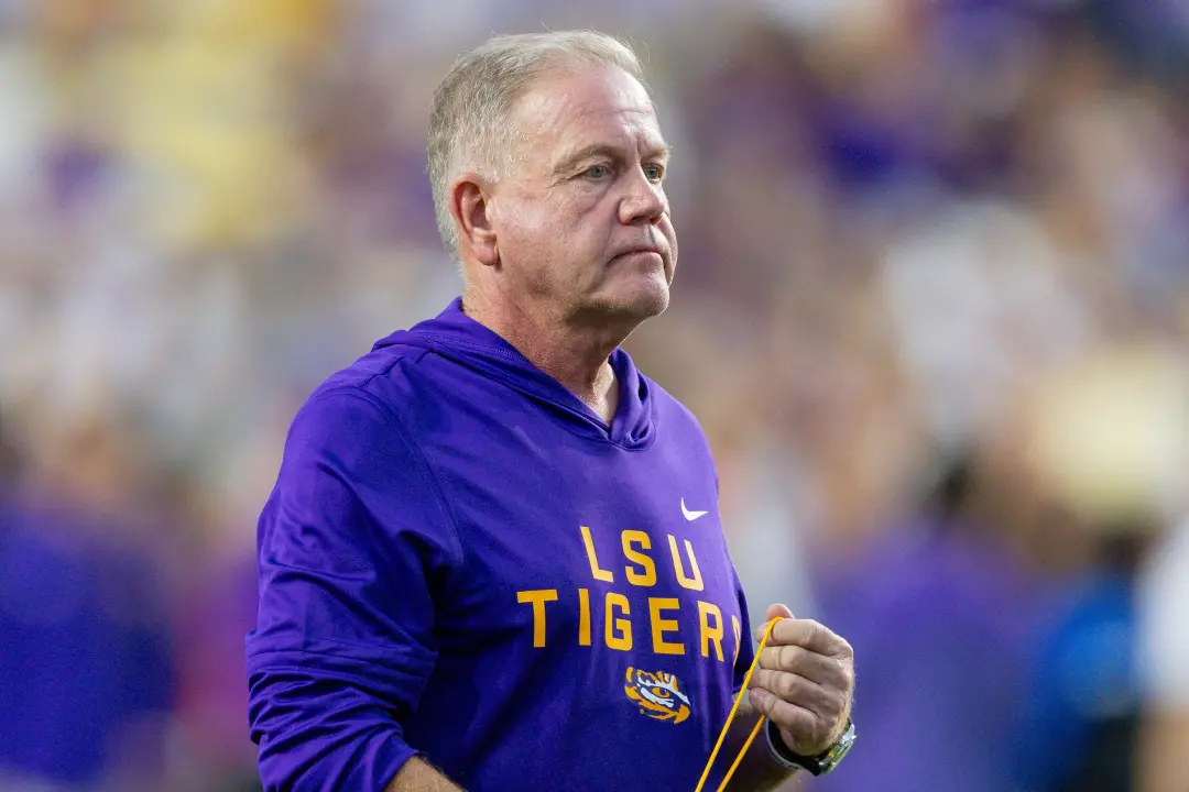Brian Kelly comenta sobre os rumores de possível mudança na liderança do time de futebol de Rutgers. Ele diz sentir ins…