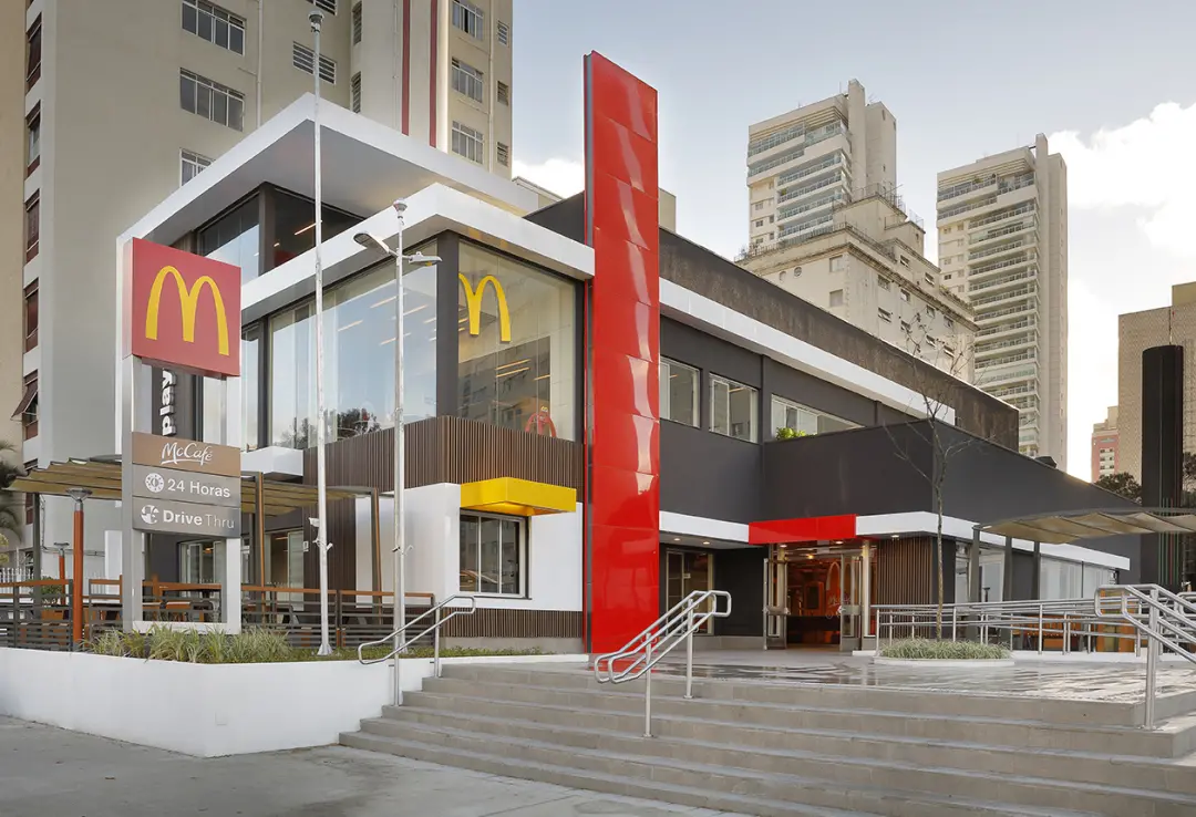 McDonalds vai investir bilhões em reformas e treinamento de restaurantes. A iniciativa visa melhorar a qualidade dos al…