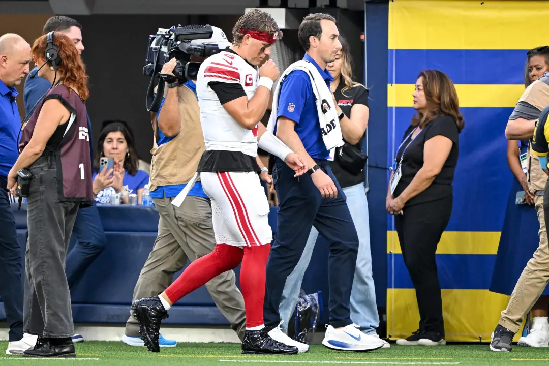 Jaxson Dart sofre lesão no joelho contra os Los Angeles Rams e a cirurgia pode encerrar a temporada dele. É frustrante …