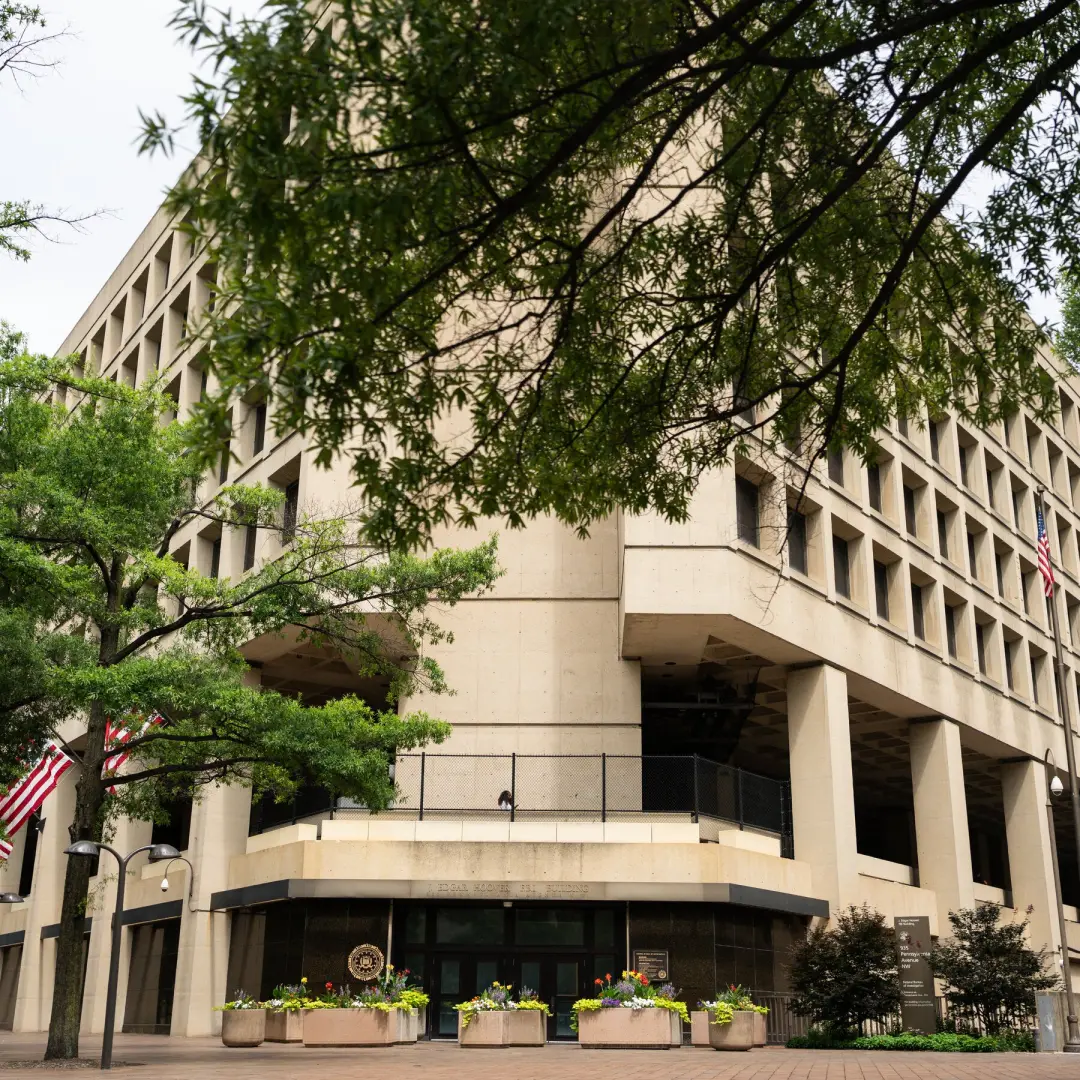 Milhares de registros sensíveis de pessoal da FBI foram roubados por hackers. Essa falha de segurança mostra a fragilid…