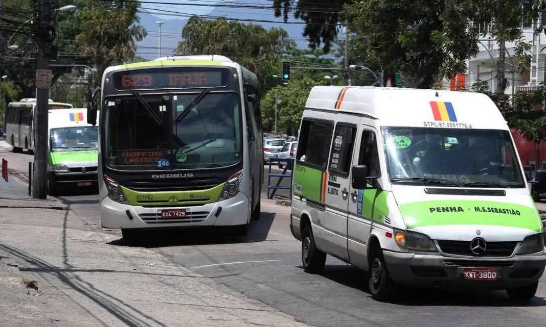 Idosos e quem tem gratuidade podem ocupar mais lugares nas vans e cabritinhos na capital do Rio. A prefeitura passa a c…