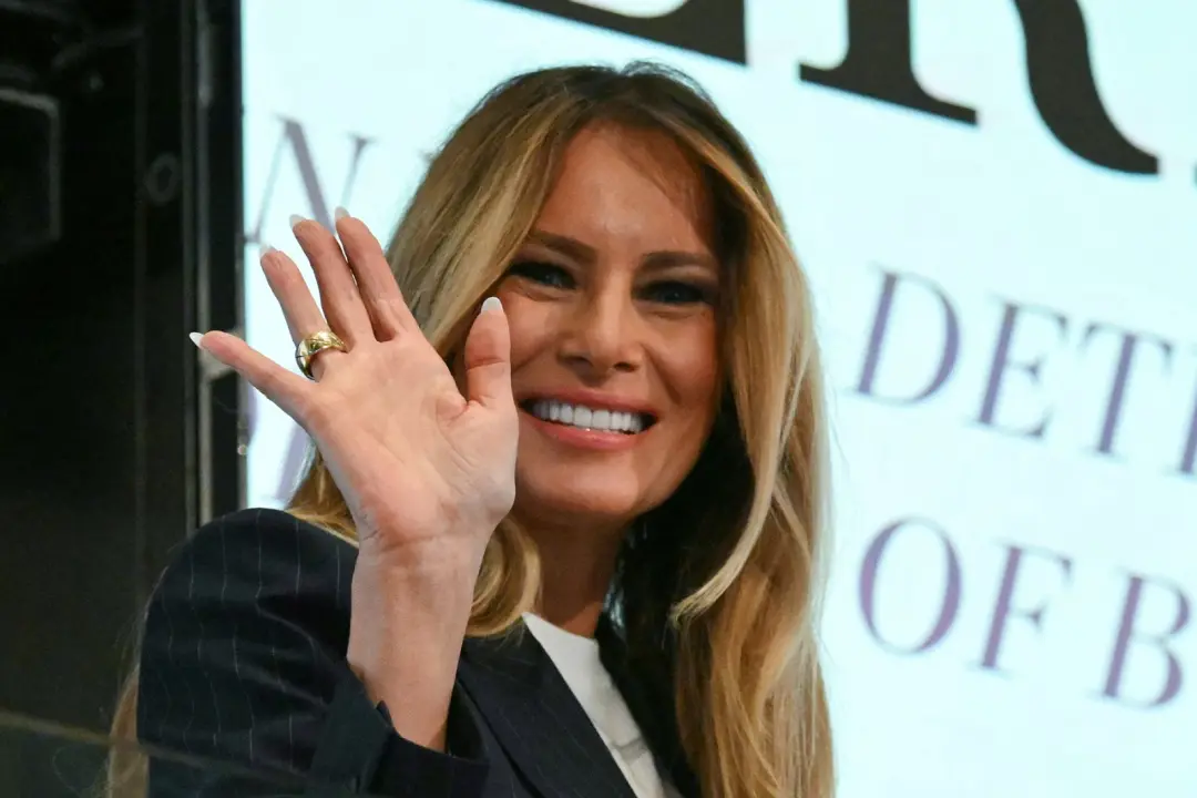 Melania, primeira-dama, comentou sobre o segundo mandato de Trump dizendo que ele esta fazendo o melhor que pode. Essa …