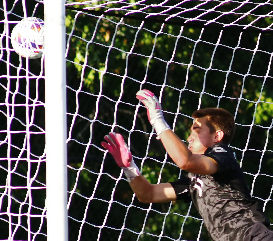 Drew Spadea, do West Bridgewater, levou o prêmio de Atleta Masculino da Semana da Enterprise Brockton-area depois de ma…