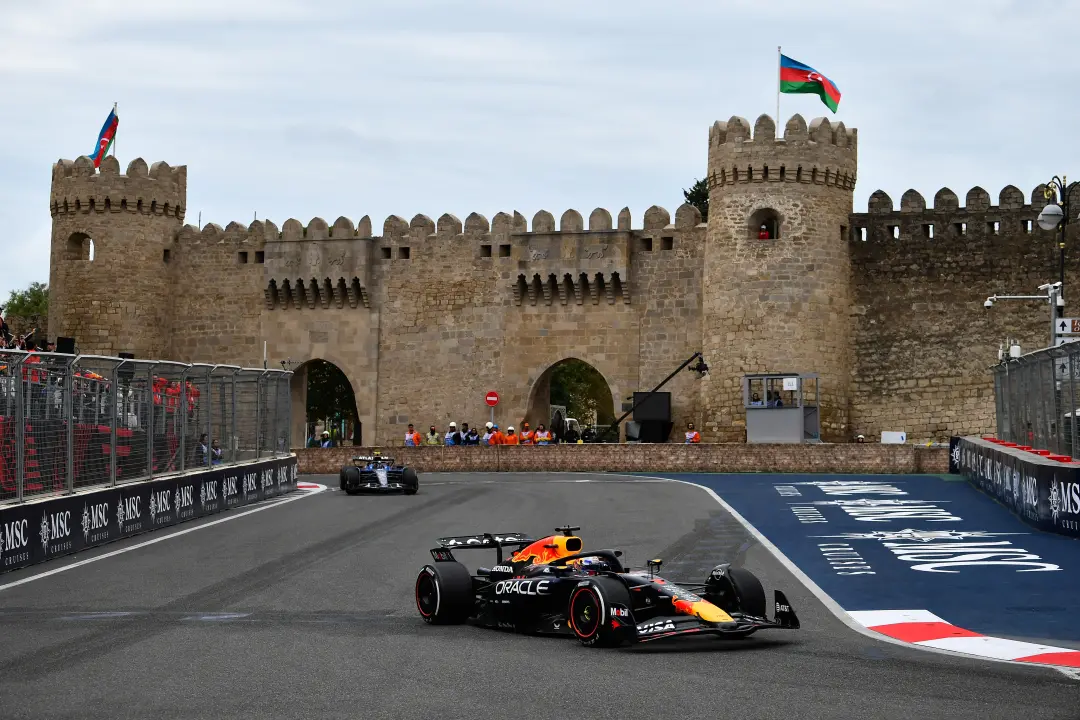 Baku mudou a F1 para sábado, dia 27, para evitar o feriado Anım Günü, data de início do conflito do Alto Carabaque. É u…