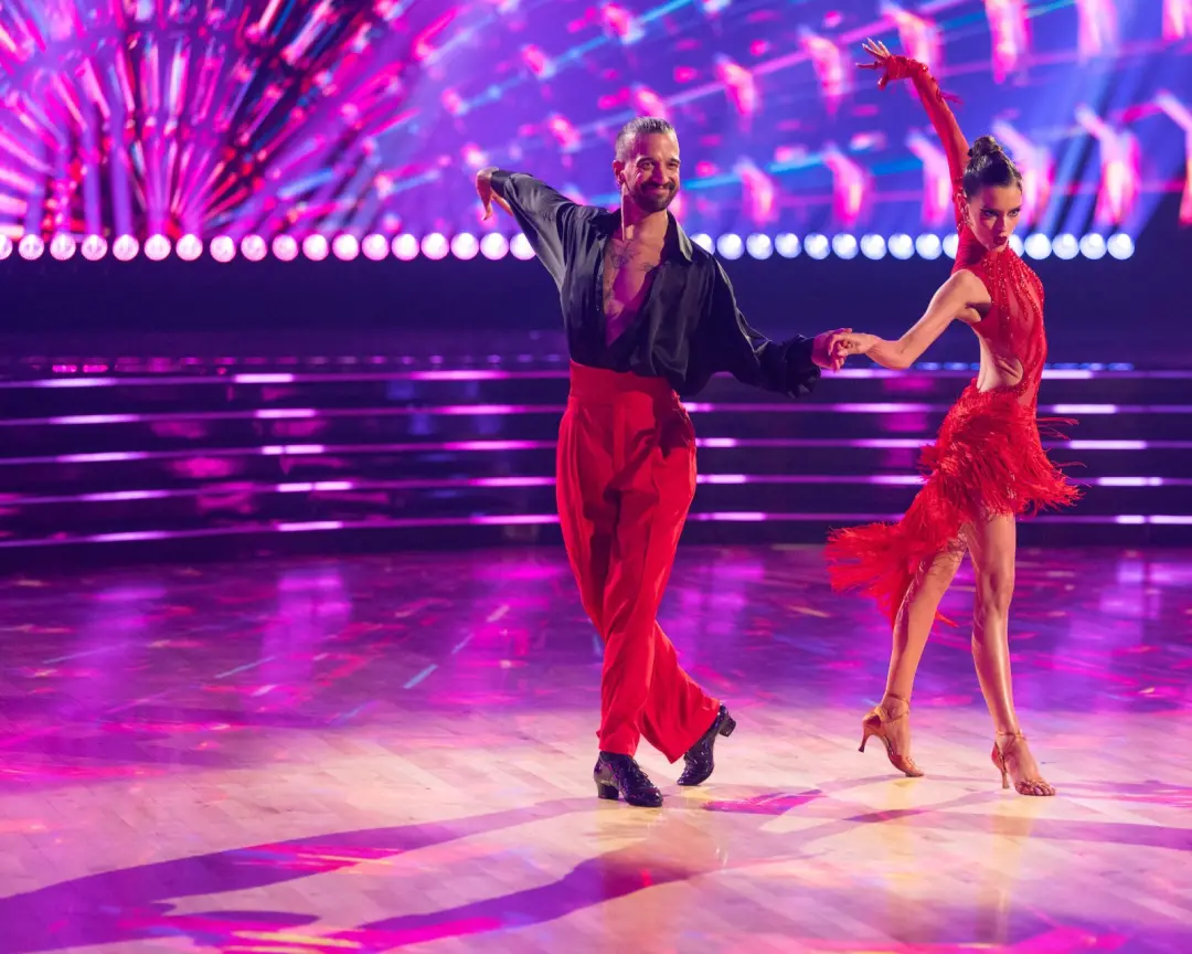 Maura Higgins teve um ensaio emocional com Mark Ballas, ensinando um cha-cha para ela, e a dupla pontuou 19 de 30. É vi…