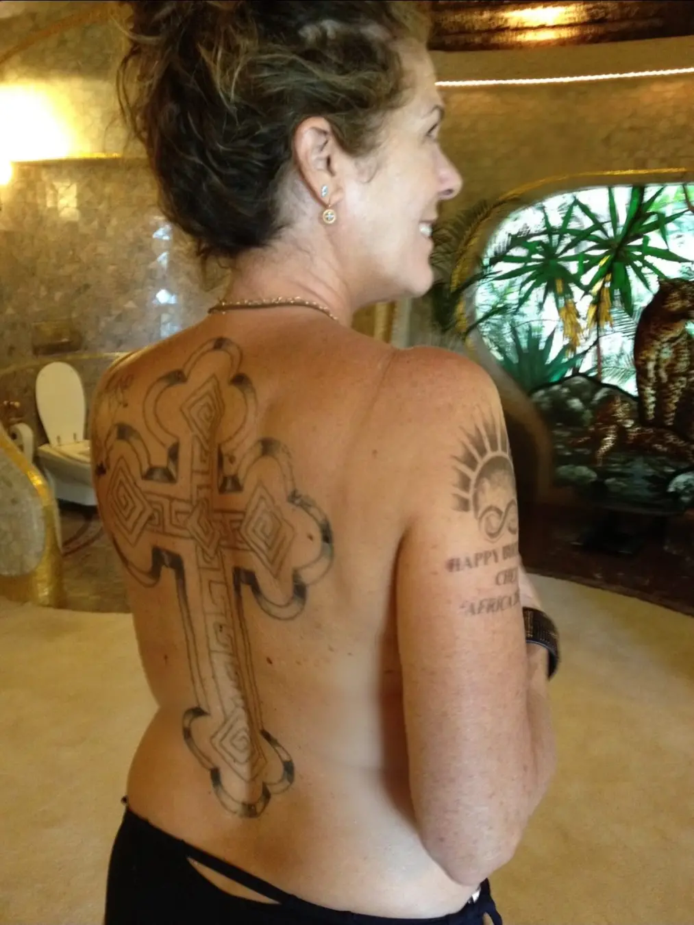 Rita Wilson mostrou um grande desenho tatuado nas costas em uma foto postada no Instagram. A tatuagem de cruz lembra a …