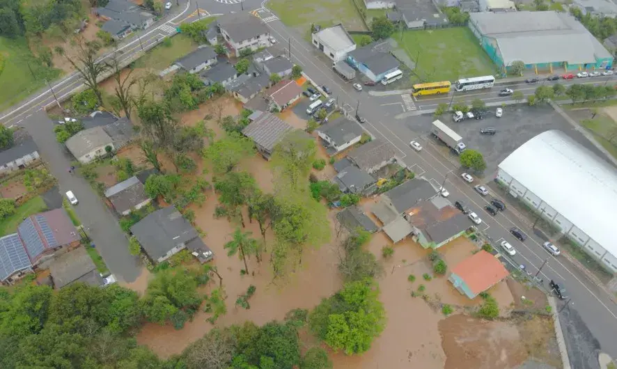 Temporais isolaram comunidades e bloquearam rodovias em Santa Catarina, com 622 residências danificadas. O bloqueio na …