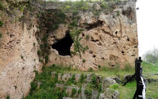 Ginásio Real de Mieza, na Grécia, teve salas de ensino com bancos de pedra e quatro instrumentos de escrita descobertas…