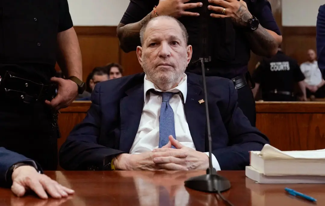 Harvey Weinstein sentenciado a 15 anos de prisão em Nova York por assédio sexual em 2006. Aquele ciclo de poder que par…