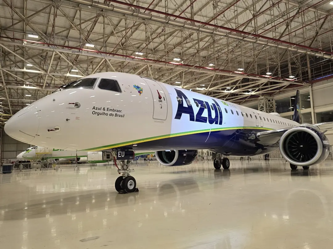 Pane no GPS atingiu jatos da família E2 da Embraer, forçando cancelamento de mais de 80 voos da Azul. É um lembrete de …
