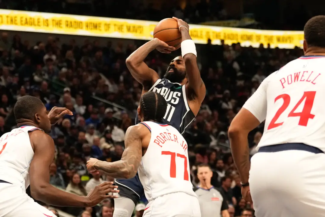 Kyrie Irving e os Mavericks, apesar do carinho mútuo, estão sendo vigiados sobre o futuro. O elenco está montando em to…
