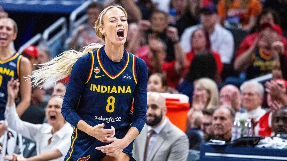 WNBA ainda rolando com Sophie Cunningham mandando mensagem pra quem critica antes do jogo. É bom ver o esporte feminino…