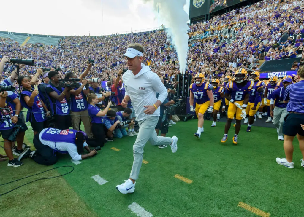Ole Miss levou a melhor no jogo contra LSU, interceptando o quarterback Sam Leavitt no fim do quarto, o que fez Lane Ki…
