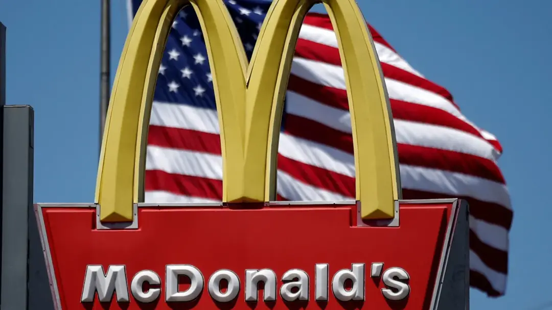McDonalds começa a exibir anúncios de outras empresas em painéis digitais de pedidos no drive-thru nos Estados Unidos. …