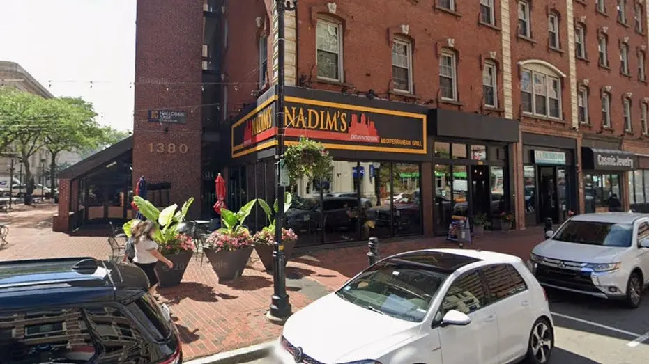 Massachusetts, EUA. Dono de restaurante agrediu dois adolescentes após eles saírem sem pagar os 92,40 dólares da conta.…